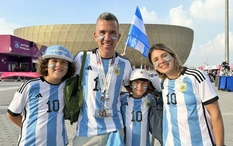 Video: Máy bay biểu diễn trên trời, cổ động viên rền vang trước trận chung kết Argentina và Pháp