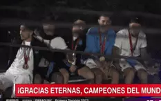 Video: Messi và các cầu thủ Argentina suýt rớt khỏi xe buýt vì dây điện cao thế