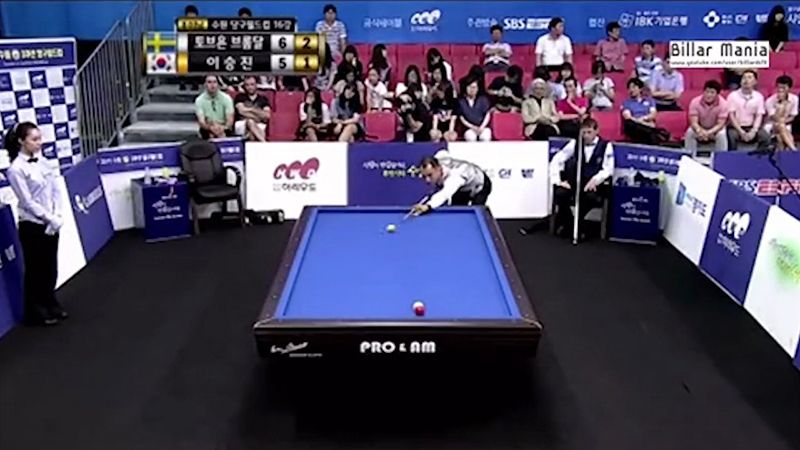 Hành động đẹp của Blomdahl khi nữ trọng tài mắc sai lầm