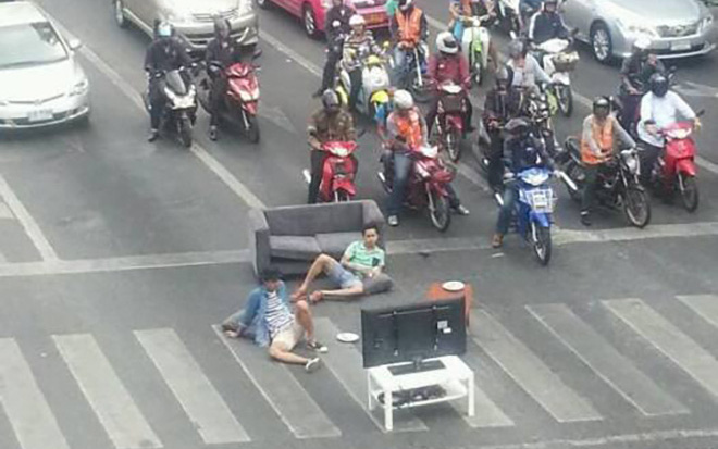 Ảnh vui 1-10: Thanh niên coi "bốn bể là nhà"