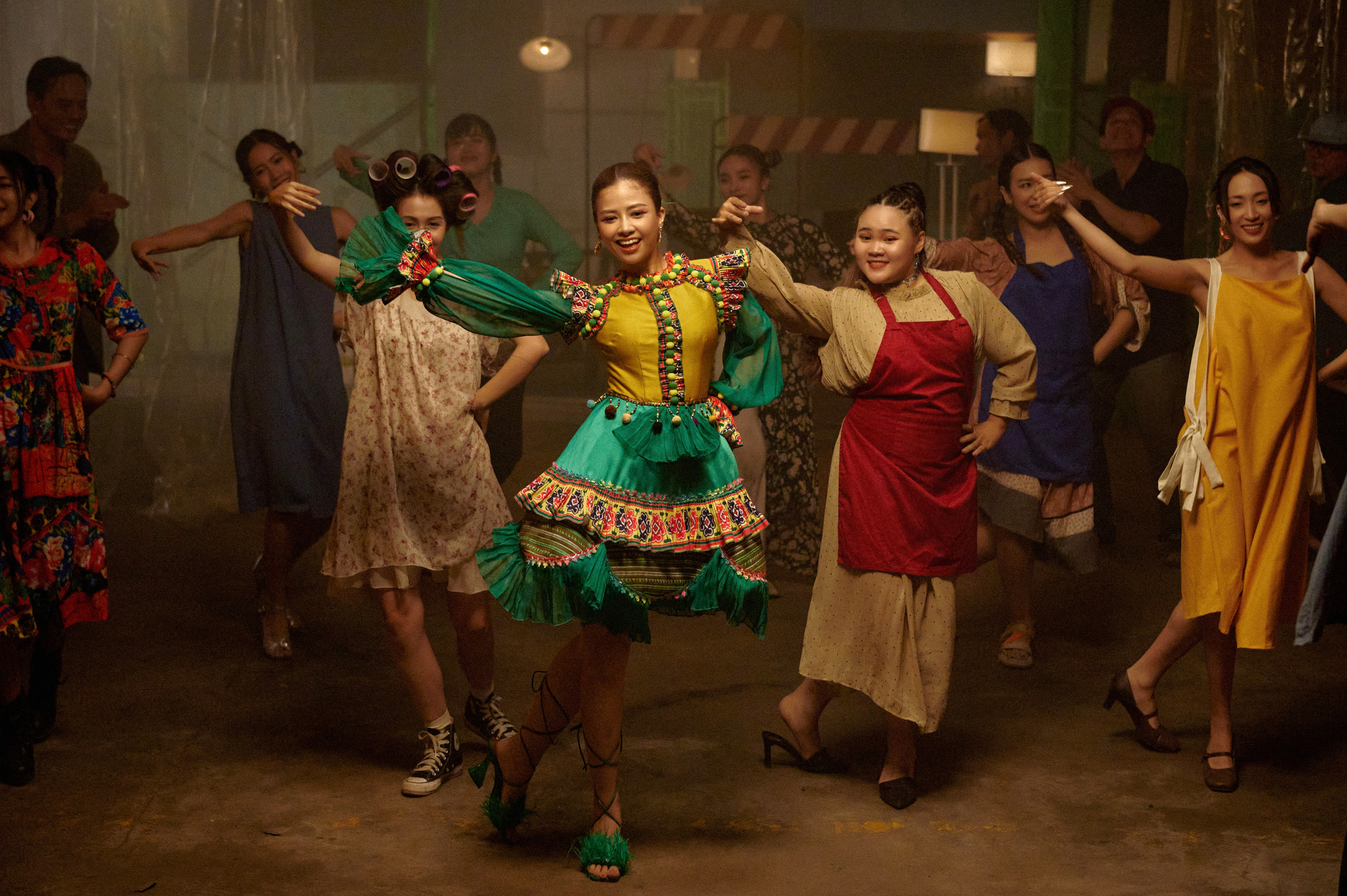 Dương Hoàng Yến cưỡi cân đẩu vân vui nhộn 'Cân cả thế giới'