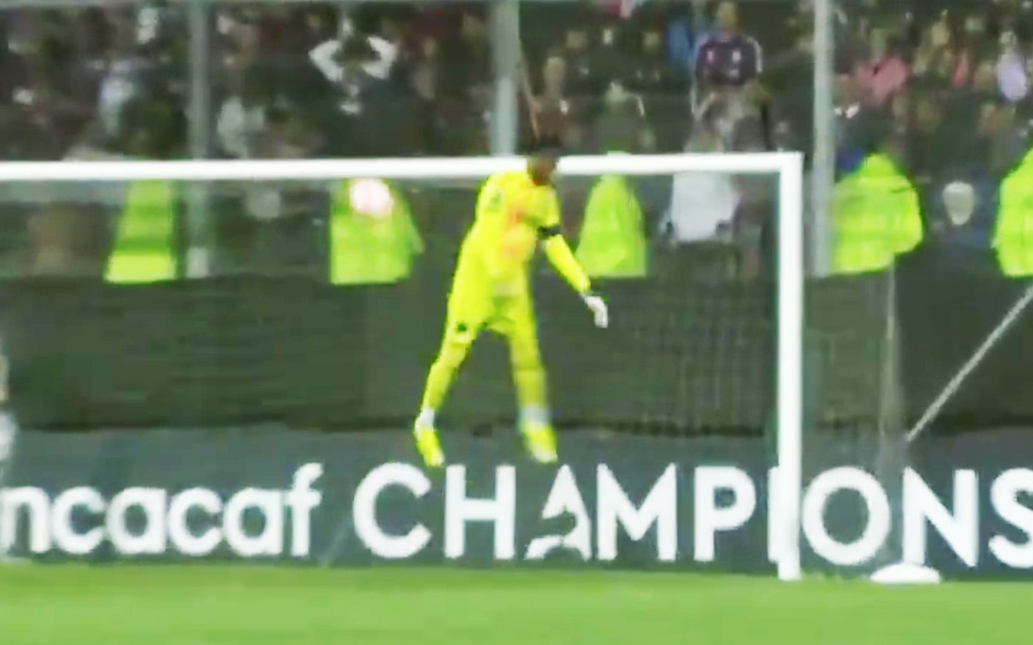 Thủ môn xử lý vụng về, báo hại đồng đội mang tiếng phản lưới nhà