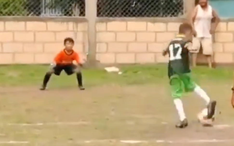 Cầu thủ sút bỏ quả phạt đền vì lý do rất fair play - Ảnh 1.