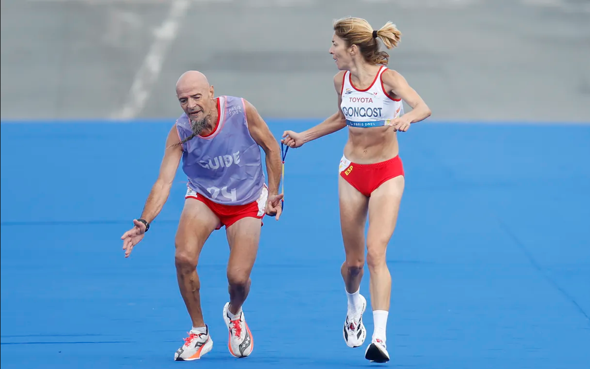 Ấn tượng Paralympic 2024: vứt nạng, chạy một chân và bay qua xà - Ảnh 1.