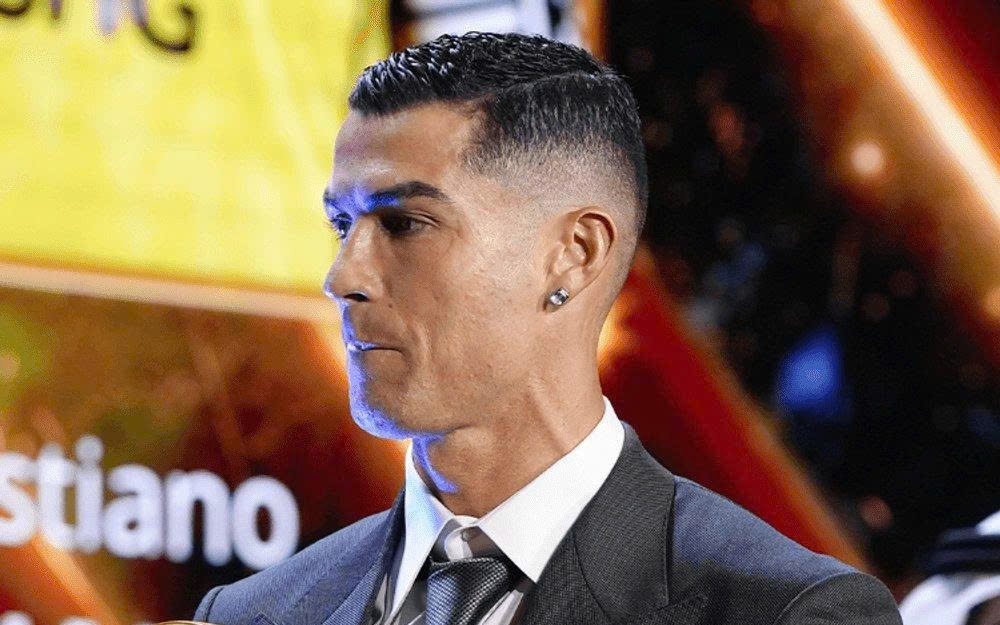 Cristiano Ronaldo phấn khích khi ghi bàn bằng… lưng - Ảnh 1.