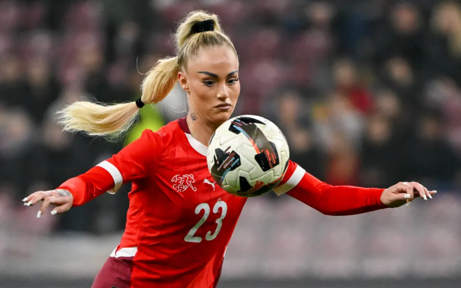 ‘Nữ thần sân cỏ’ Alisha Lehmann khiến fan "ngộp thở" với màn tập luyện bikini trên bãi biển - Ảnh 1.