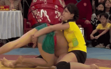 Điệu nhảy 'Thriller' của Michael Jackson được thể hiện dưới nước - Ảnh 1.