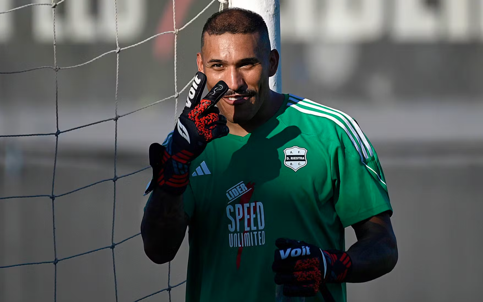 Thủ môn Brazil "tặng quà" đối thủ khiến fan dậy sóng - Ảnh 1.