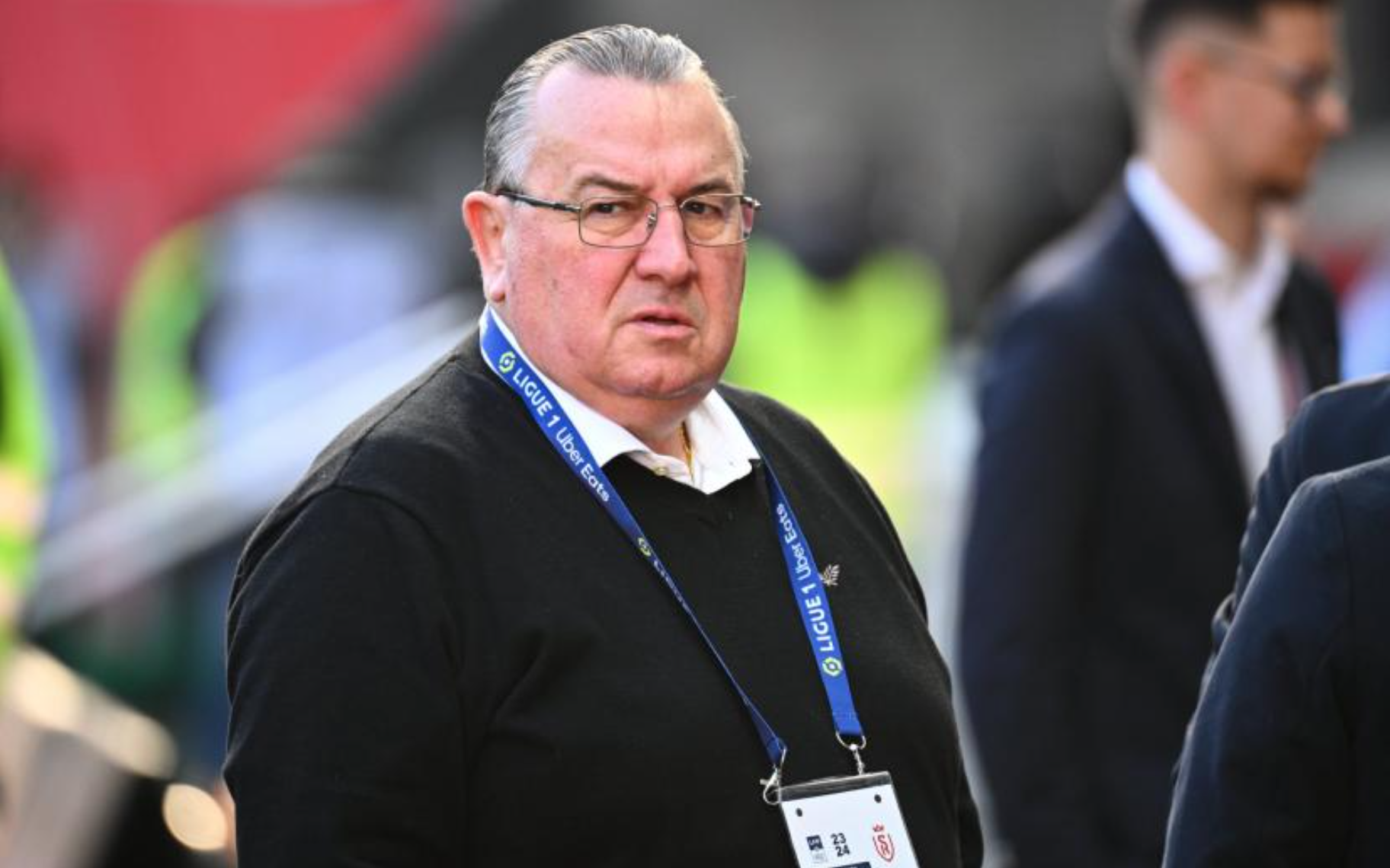 Các tay đua chui vào tiệm rửa xe và quán cà phê tránh mưa đá - Ảnh 1.