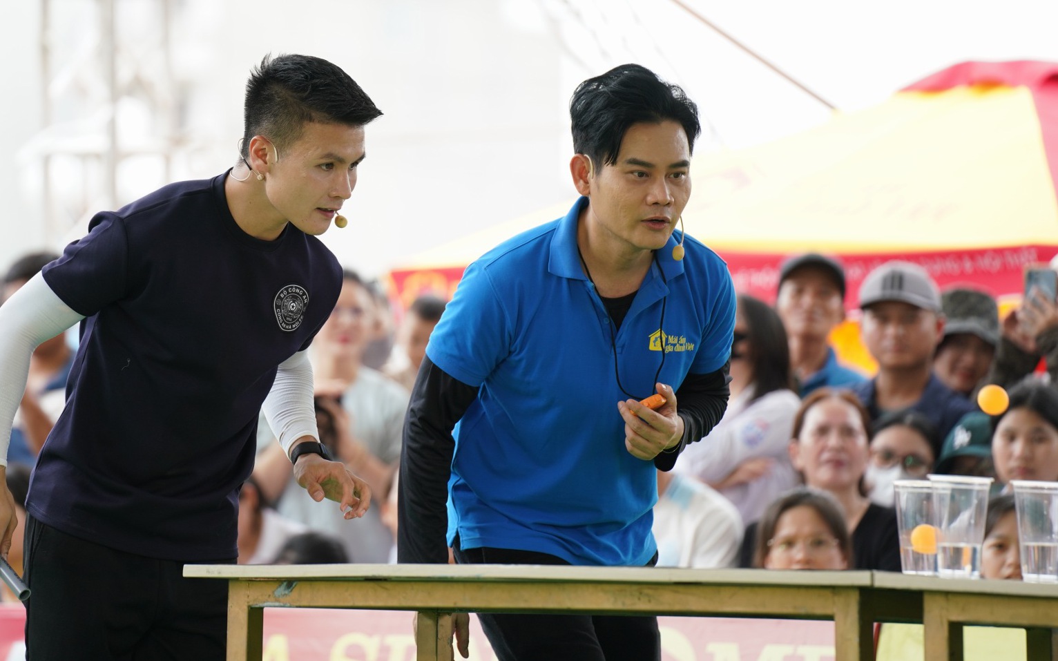 Tiến Linh, Huỳnh Lập ‘tấu hài’ lan tỏa yêu thương từ Mái ấm gia đình Việt - Ảnh 1.