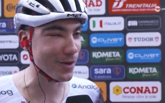 Hai tay đua Pháp té ngã hi hữu trên đỉnh đèo ở Tour de France - Ảnh 1.