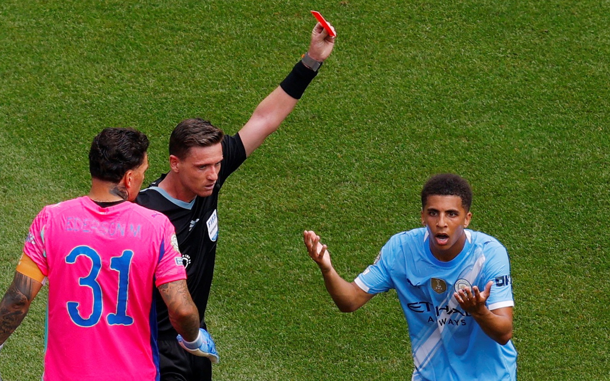 Harry Kane ngâm đá trong thùng rác chuyên dụng tại FIFA Club World Cup - Ảnh 1.