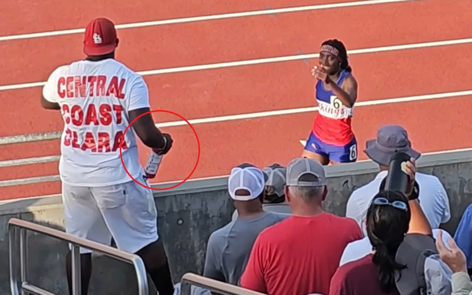 Nữ sinh nhào lộn về đích sau khi té ngã để chiến thắng 100m rào  - Ảnh 2.