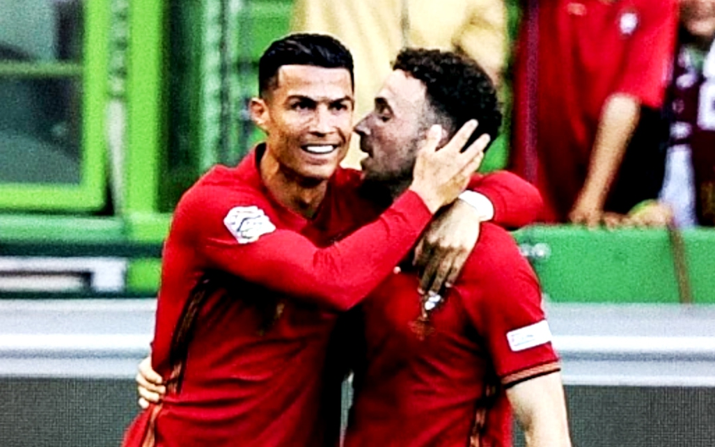 Ronaldo mang 16 vệ sĩ vẫn bị fan nhí tìm đến tận phòng khách sạn - Ảnh 1.