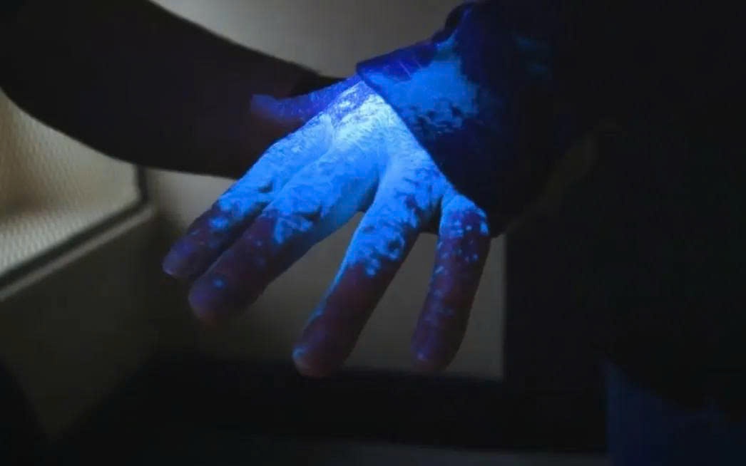 Cổ động viên gây sốc với màn ‘ném vali’ đòi HLV từ chức - Ảnh 1.