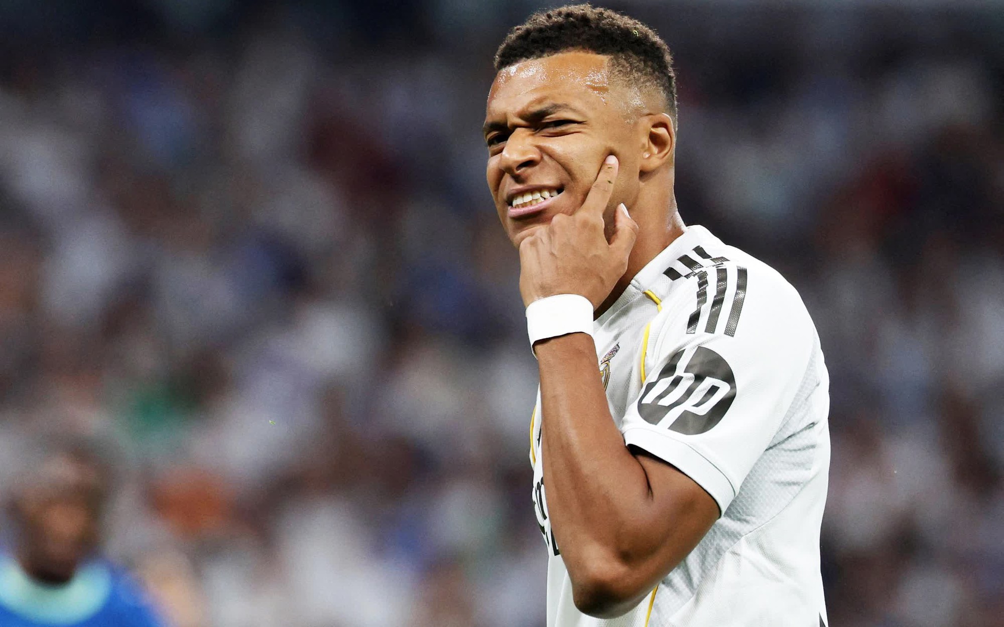 Lý do cầu thủ Monaco chỉ mặc đồ lót trên máy bay đi đá Champions League - Ảnh 1.