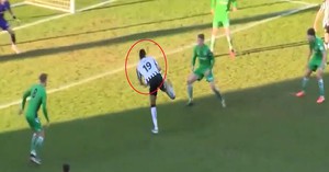 Cầu thủ lập siêu phẩm kiểu 'bò cạp'