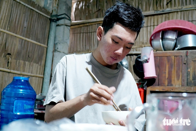 Trúng tuyển, nam sinh viên đi… phụ hồ, và ‘ông Bụt’ hiện ra với 10 triệu đồng: Đóng học phí đi con! - Ảnh 2.