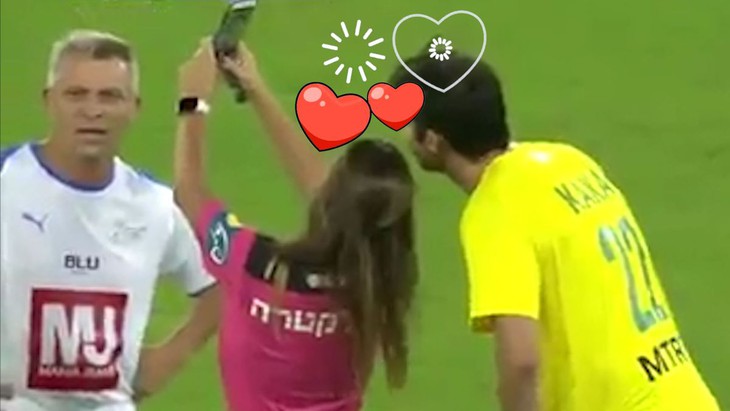 Nữ trọng tài rút thẻ vàng Kaka chỉ để được selfie chung với thần tượng