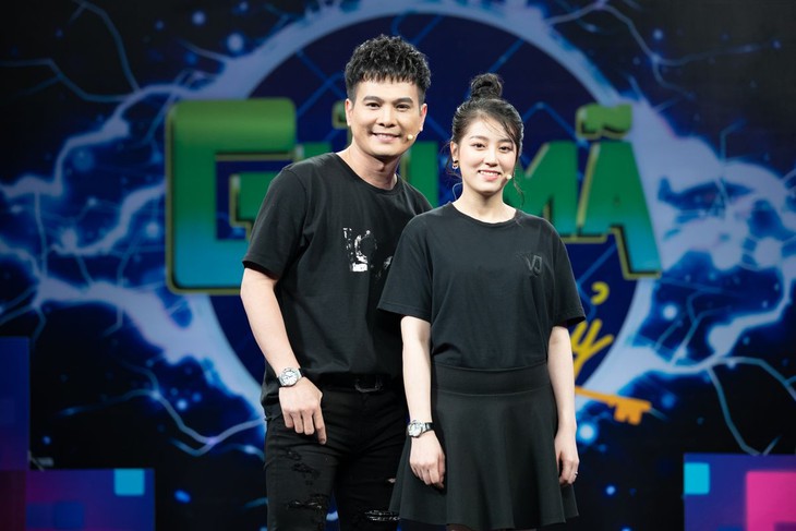 Ca sĩ Lâm Hùng lần đầu khoe vợ xinh đẹp sau 11 năm kết hôn