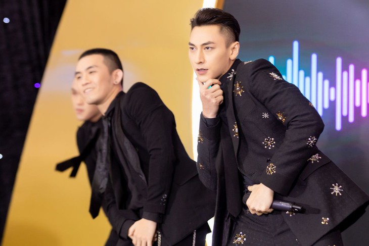 Không cần hóa hồ ly, Isaac khiến fan mê mệt lần đầu hát hit mới