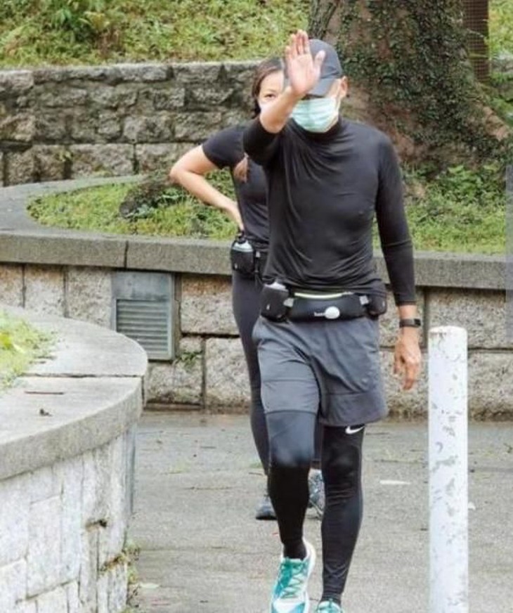 Châu Nhuận Phát mặc lại áo cũ từ 2 năm trước, ăn hàng bình dân