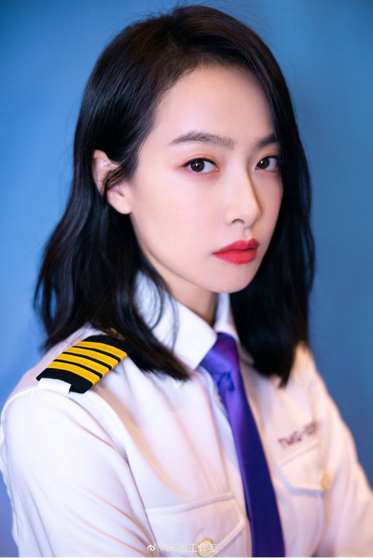 Ánh mắt tiếc nuối của Tống Thiến f(x), fan lại nhớ Sulli