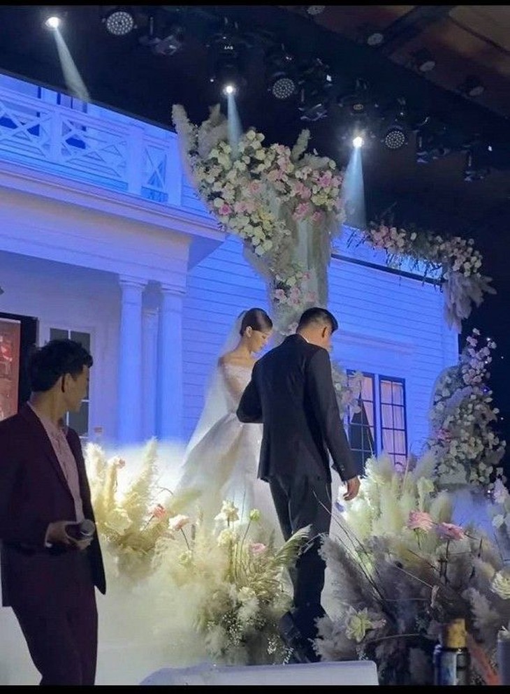 Á hậu Tường San để lộ tên ông xã, Tiểu Vy thẹn thùng chụp được hoa cưới