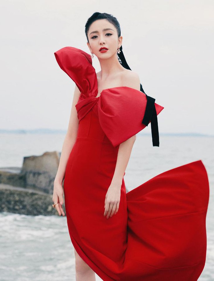 Bỏ qua liêm sỉ, Đồng Lệ Á theo đuổi idol Lưu Đức Hoa