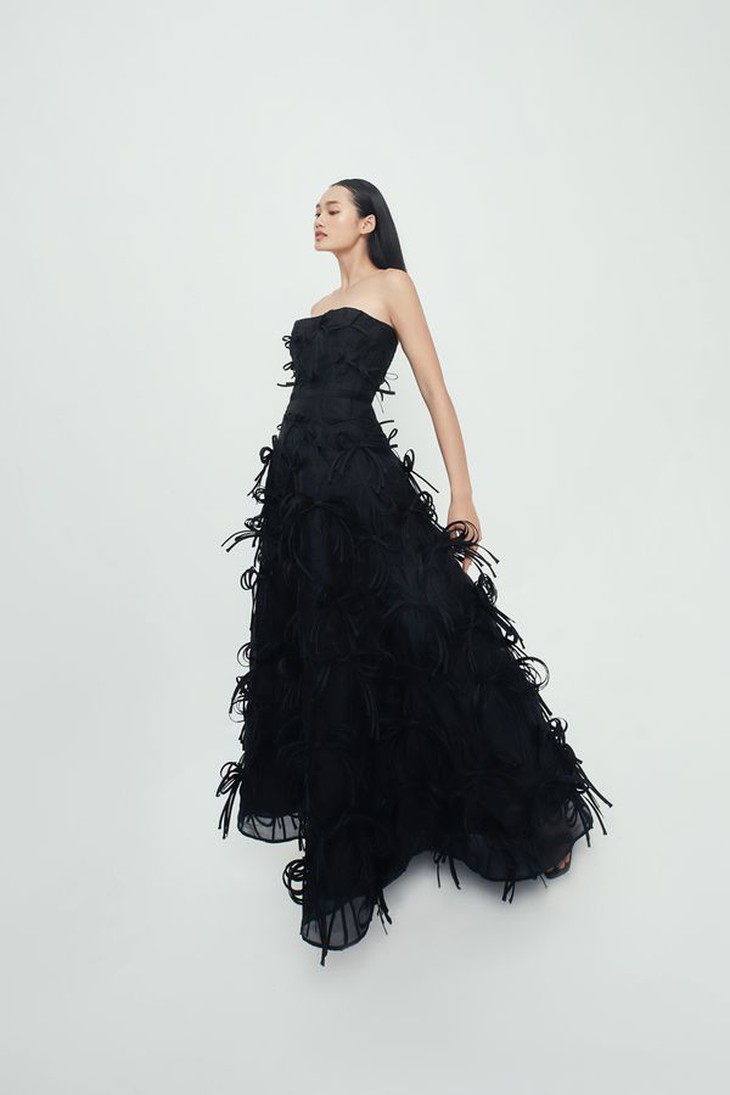 NTK Công Trí mất 37 ngày thực hiện một mẫu đầm cho bộ sưu tập mới