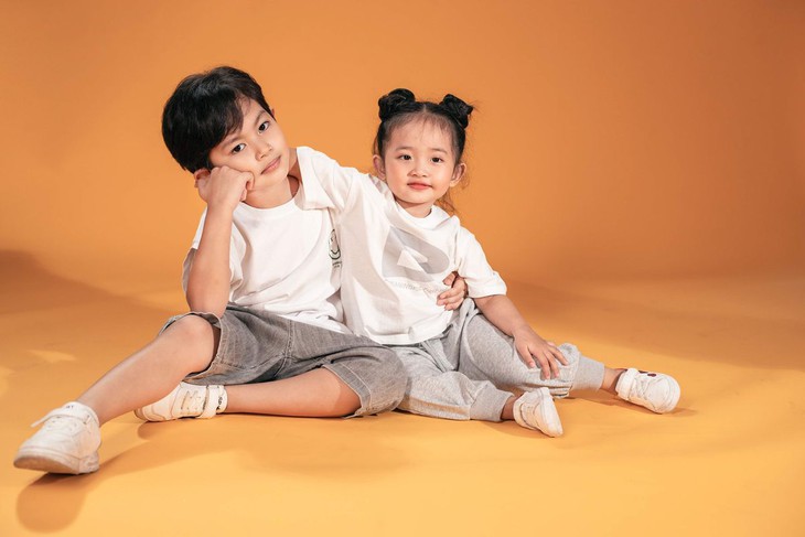 Hai nhóc tì nhà Khánh Thi - Phan Hiển như bản sao của bố mẹ