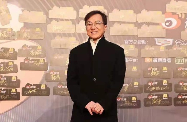 Bệnh cũ tái phát, Thành Long đi lại khó khăn