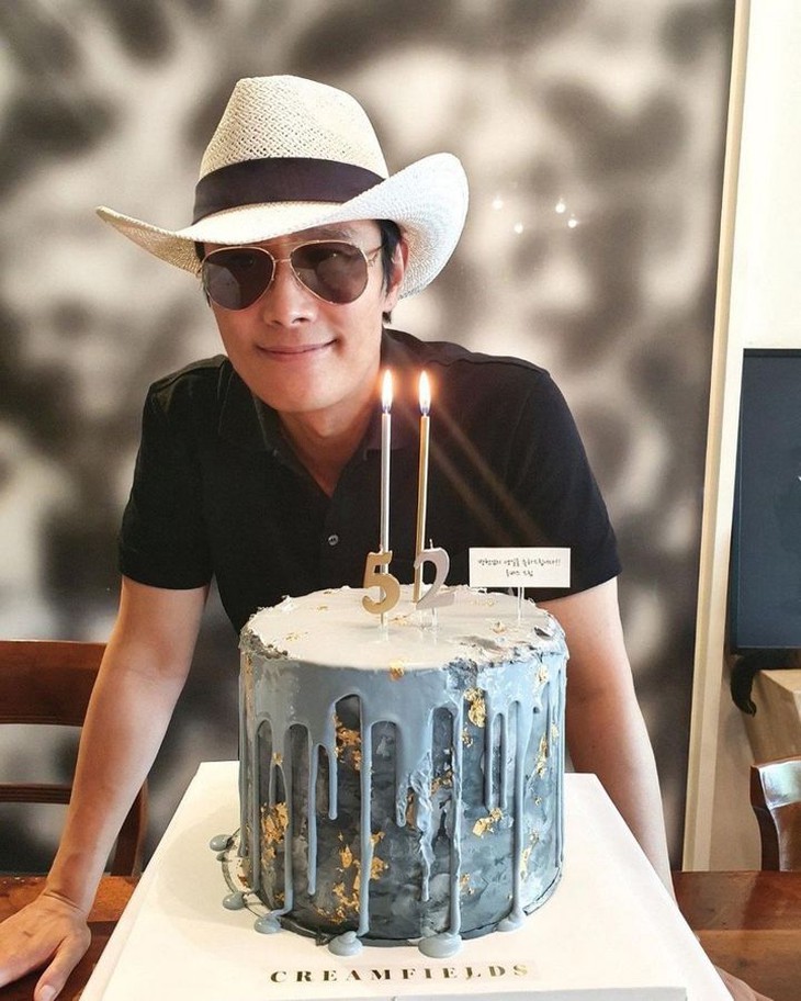 Tài tử Lee Byung Hun chào đón tuổi 52 mà fan cứ ngỡ 25