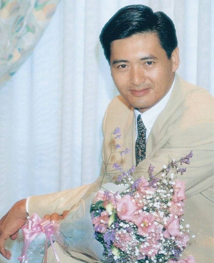 Bắt gặp Châu Nhuận Phát ăn mì bình dân, phong độ ở tuổi U70