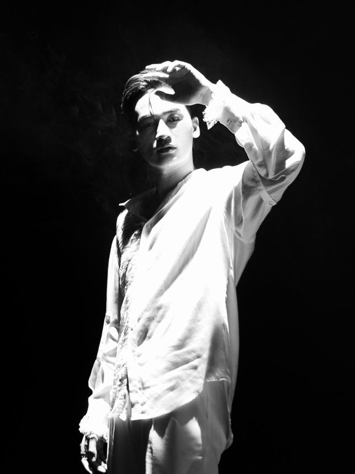 Ali Hoàng Dương kể chuyện chia tay tình cũ bằng MV trắng đen