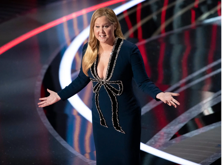 Leonardo DiCaprio bị ‘cà khịa’ chuyện hẹn hò gái trẻ tại Oscar 2022