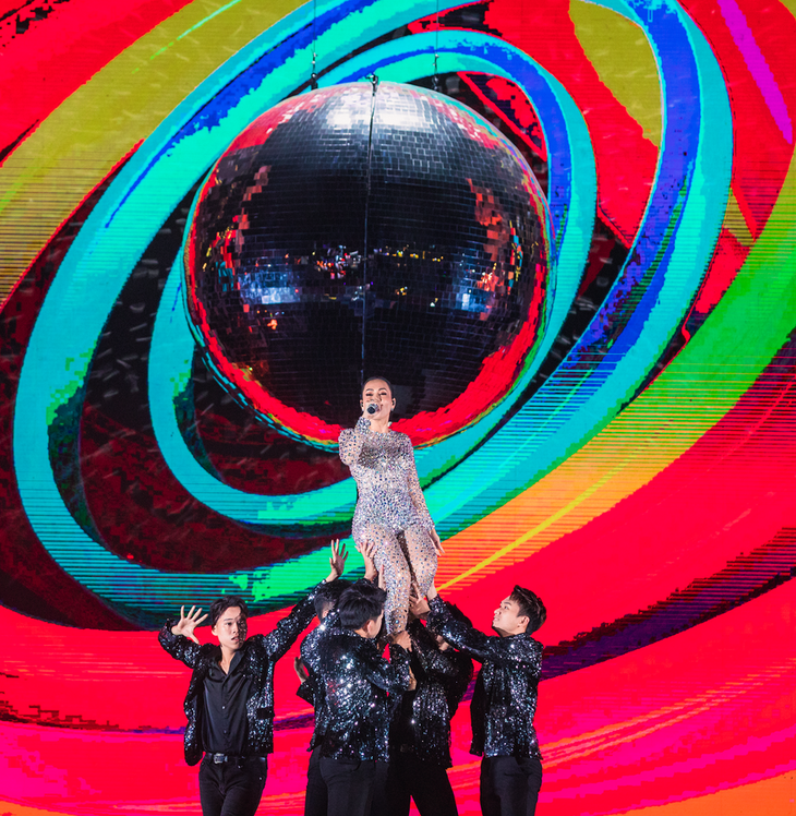 Thu Minh lộng lẫy ngày trở lại