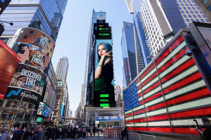 tlinh xuất hiện tại quảng trường thời đại