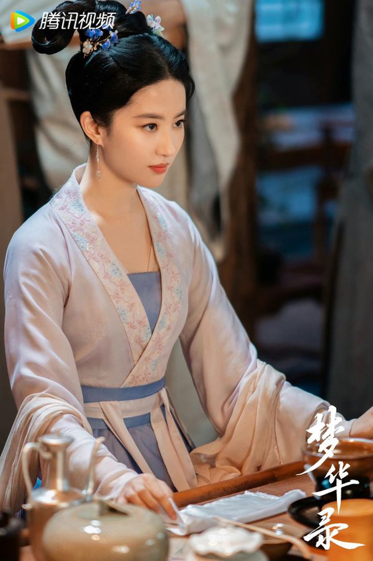 Lưu Diệc Phi chơi lớn tặng túi LV cho dàn diễn viên ‘Mộng hoa lục’