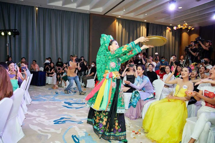 Bùi Quỳnh Hoa gây sốt với múa hầu đồng 