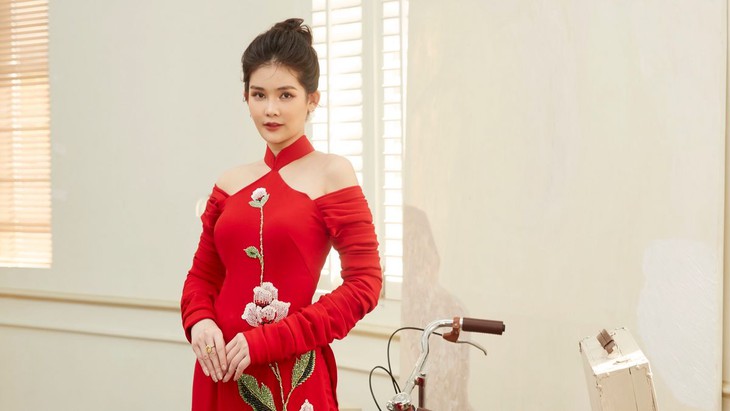 Lê Âu Ngân Anh hóa nàng thơ trong loạt áo dài độc đáo của Minh Châu