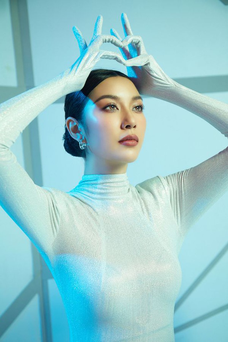 Á hậu Thúy Vân đội vương miện màu tím để... đi hát