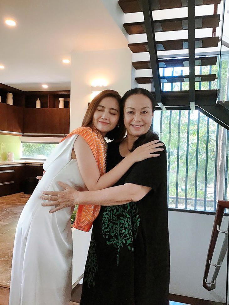 Hình ảnh ngày quay cuối của Phan Minh Huyền ở "Thương ngày nắng về"