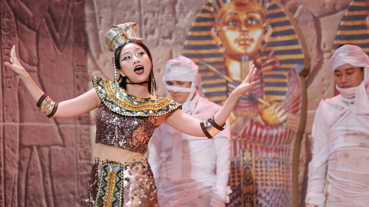 Làm khó Trấn Thành, Liêu Hà Trinh nhận cúp 