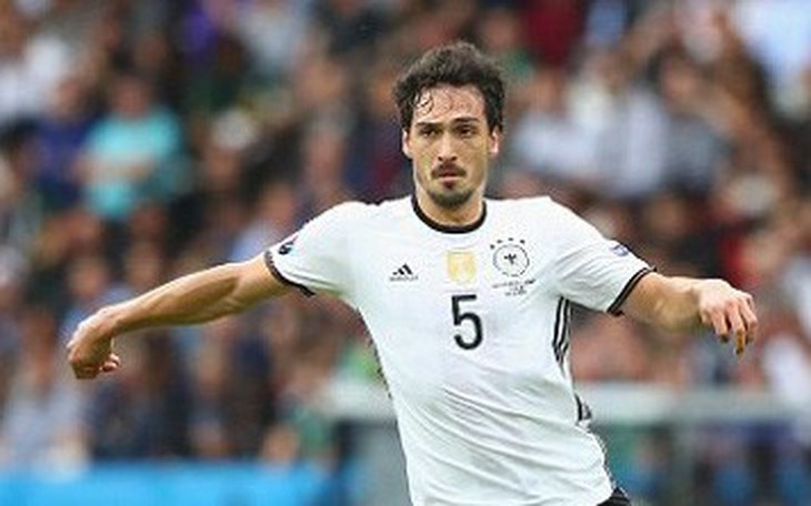 Mats Hummels nói lứa cầu thủ Leroy Sane "mắc bệnh sao"