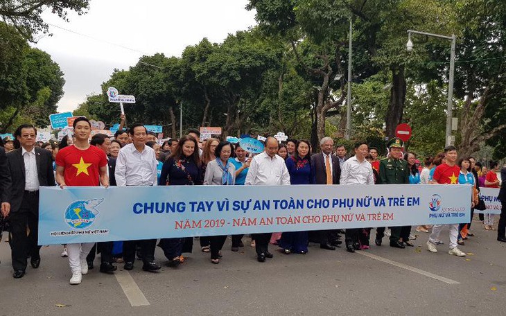 Hoa hậu H’Hen Niê mang nụ cười đến bản làng Tây Bắc  - Ảnh 18.