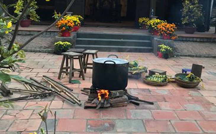 Nghệ sĩ Xuân Hương gói bánh tét 