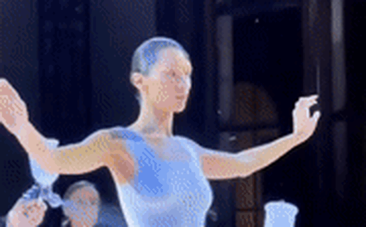 Bella Hadid gây sốt với chiếc váy phun sơn, phim về Marilyn Monroe bị chỉ trích 'chống phá thai