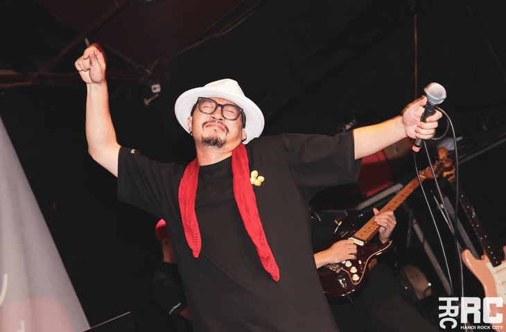 Chất như Hà Lê, đeo mặt nạ, đu dây trong MV quay tại giường - Ảnh 4.