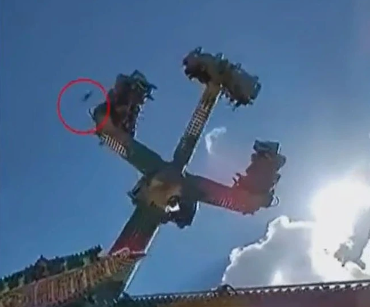 Vật thể lạ bay trúng đầu cô gái đang chờ chơi tàu lượn - Ảnh 2.